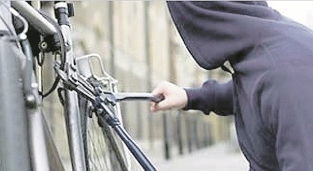 Impennata di furti: ogni giorno scompaiono decine di biciclette e motorini