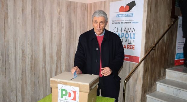 Primarie a Napoli, ore 11.30: Bassolino vota al seggio di via Posillipo dopo il jogging sul lungomare