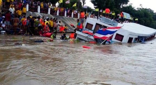 Nave si rovescia in Thailandia: morti almeno 13 passeggeri, 30 feriti