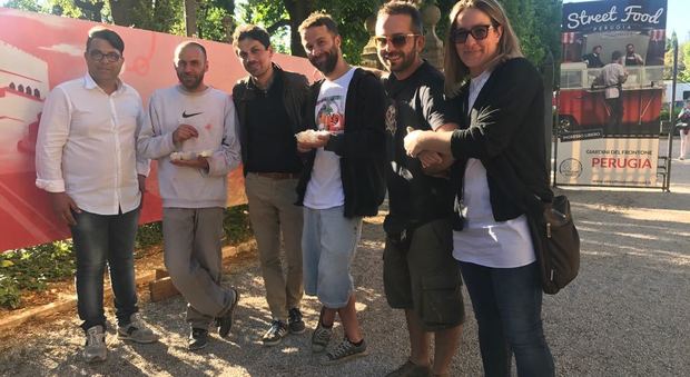 Gli organizzatori di Streetfood con il sindaco Romizi e i writer