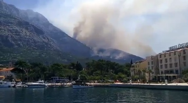 Croazia, brucia la costiera dei turisti: sgomberati in 800