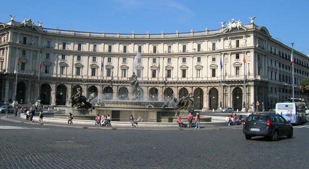 Lite tra clochard: senza tetto muore accoltellato a piazza della Repubblica