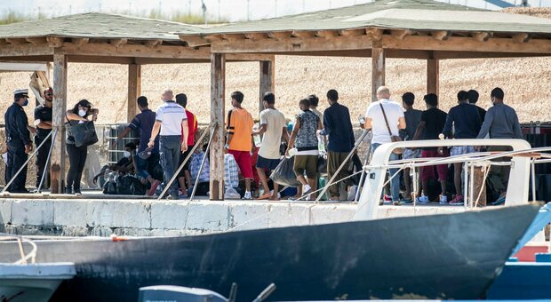 Sbarchi senza sosta, Lampedusa al collasso: oltre 2.000 migranti in poche ore