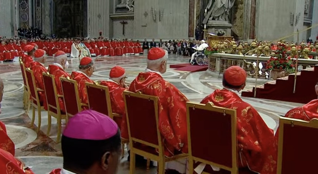 Al Concistoro entrano 16 elettori e sembra già un pre-conclave ma il Papa “silenzia” il dibattito in aula forse per evitare contestazioni