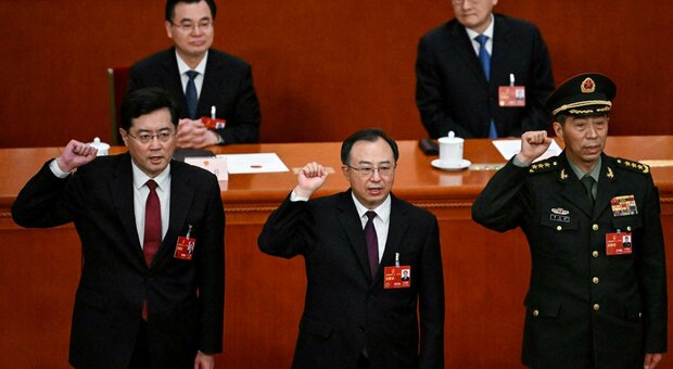 Cina, licenziato il ministro della difesa Li Shangfu. Rimossi anche i ministri delle finanze e della scienza: cosa sta succedendo?