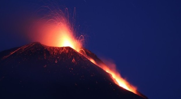 Etna, spettacolare eruzione all'alba richiama l'attenzione dei turisti