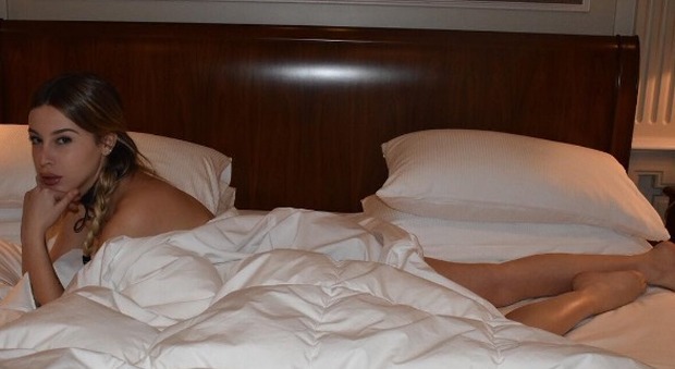Asia Nuccetelli, scatti hot su Instagram: sul letto completamente nuda -Guarda