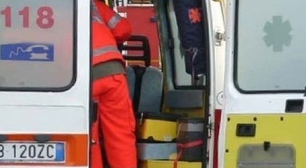 Il ferito è stato soccorso da un'ambulanza del 118