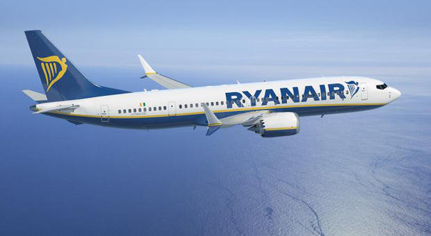 Il volo Ryanair parte con 20 ore di ritardo e ignora la presenza di una donna incinta: «Nessuno ci ha risarciti»
