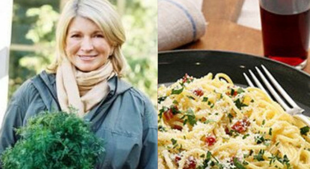 Martha Stewart e la carbonara da incubo: aglio, panna, bacon e prezzemolo tra gli ingredienti di una pasta scotta