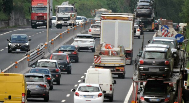 Cambio di corsia e mappe: trucchi (e miti) al volante per non rimanere bloccati nel traffico
