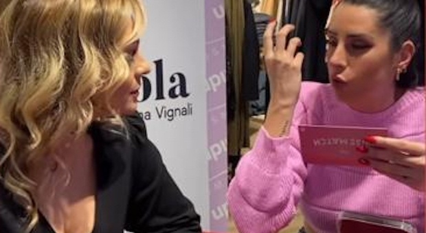 Valentina Vignali a Porte di Roma, centinaia di fans pazze per la testimonial di Victoria’s Secret Italia