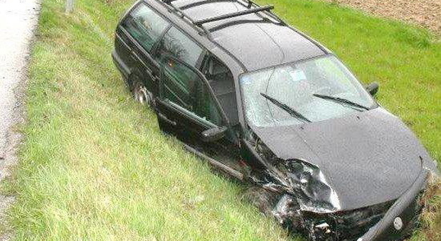 La Volkswagen nel fossato dopo l'incidente