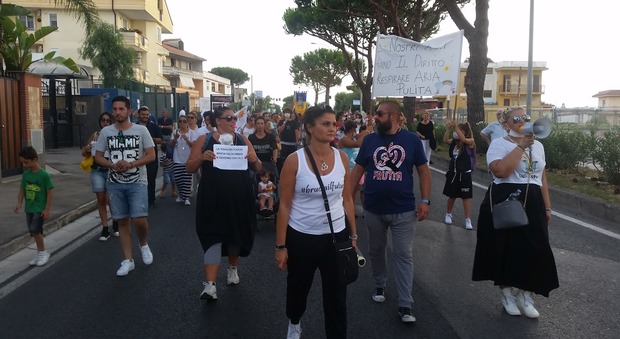 «Basta roghi, vogliamo aria pulita» la marcia dei cittadini a Lago Patria