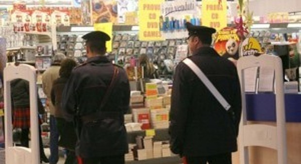 I carabinieri nel supermercato