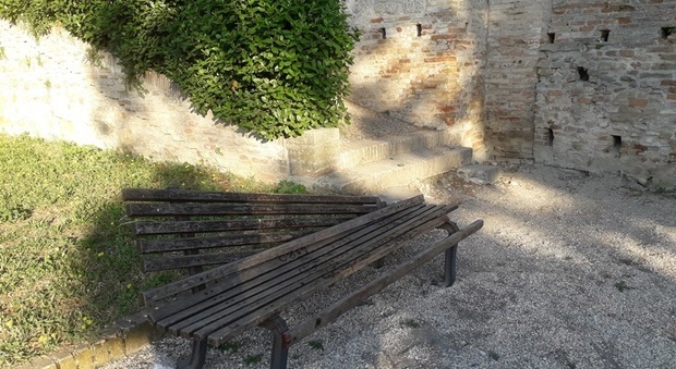 Fano, i vandali distruggono anche l'ultima panchina rimasta al Pincio