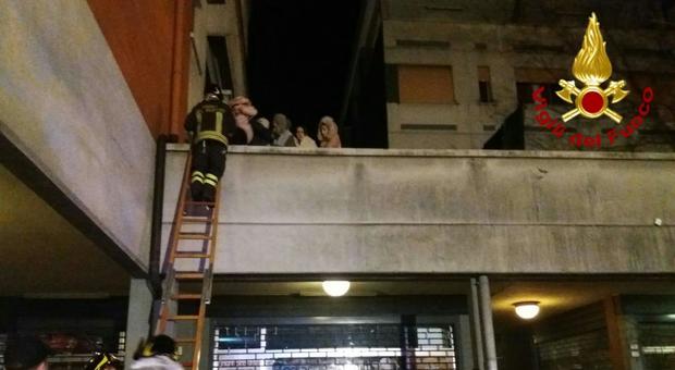 Reggio Emilia, scoppia un incendio in un palazzo: morta una coppia, gravissima bimba di tre anni
