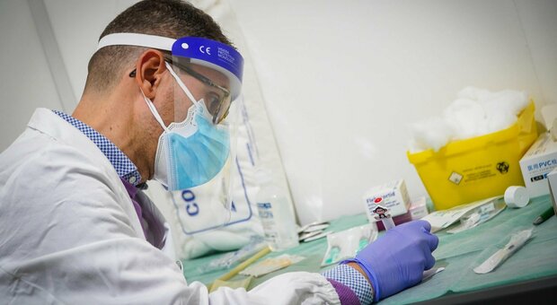 Vaccino Covid a Napoli, ripescati tutti gli «esclusi» dai dentisti ai farmacisti