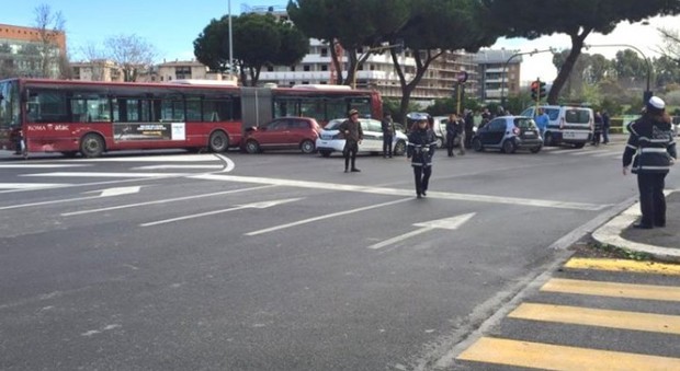 Roma, maxi-schianto tra bus Atac e tre auto: morto un 45enne, ferite altre tre persone