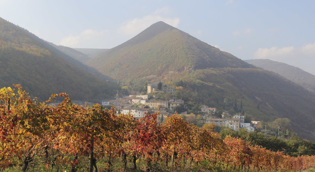 Paesaggi e arte sullo sfondo dei Monti Azzurri: Serrapetrona, fuga dal rumore