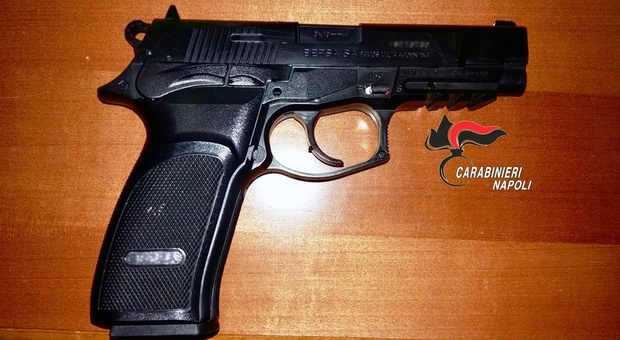 Tre tredicenni in giro nel Napoletano con una pistola a pallini: fermati