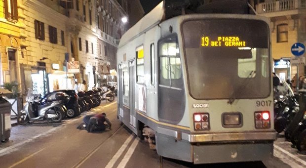 Roma, tram deraglia in via Ottaviano: strada chiusa