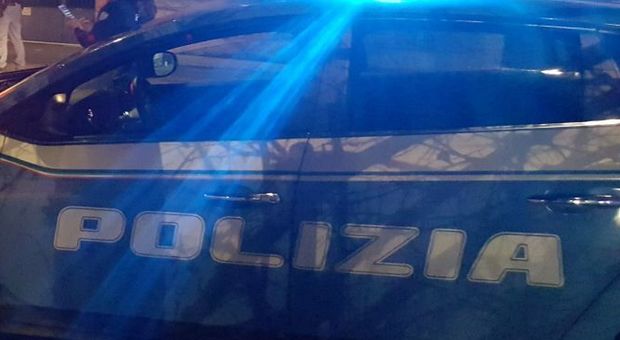 Pesaro, ladri sorpresi in casa; fuggono a folle velocità, auto della polizia speronata