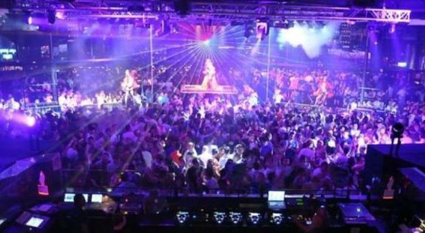 Turista scatenata fa sesso orale con 20 ragazzi in discoteca
