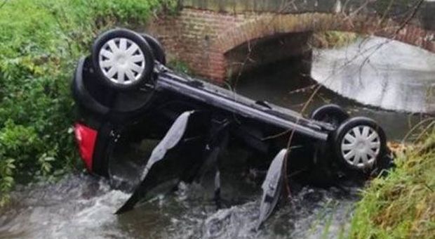 Da Salerno a Pavia, l'auto finisce nel canale: muore nonna, nipotina ferita