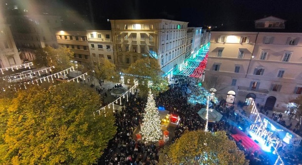 Acceso l'albero di Natale: via alle festività natalizie con Ancona brilla