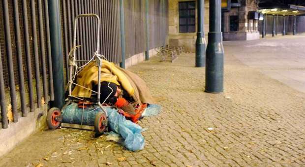 Roma, clochard muore di freddo in una baracca: è un rumeno di 34 anni