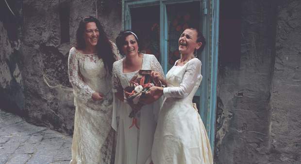 Le nozze d'argento delle Assurd: «in bianco» nei vicoli di Napoli