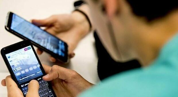 «Guardare il cellulare è contagioso», le prove in uno studio condotto dall'Università di Pisa