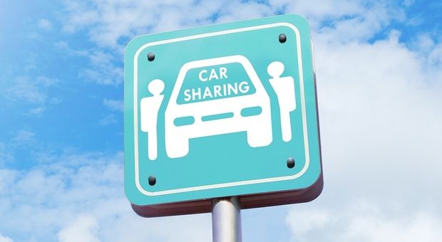 il cartello di un parcheggio di auto in sharing