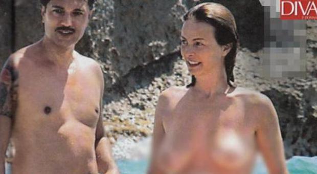 Violante Placido, topless mozzafiato a 39 anni: ​fisico da urlo e curve hot in spiaggia