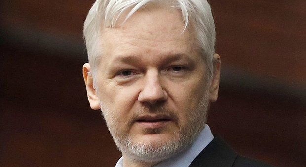 Wikileaks, Assange punta alla libertà: si apre la trattativa con Londra