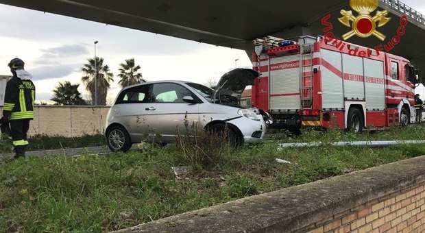 Pescara, auto abbatte palo della luce: donna ferita all'ospedale