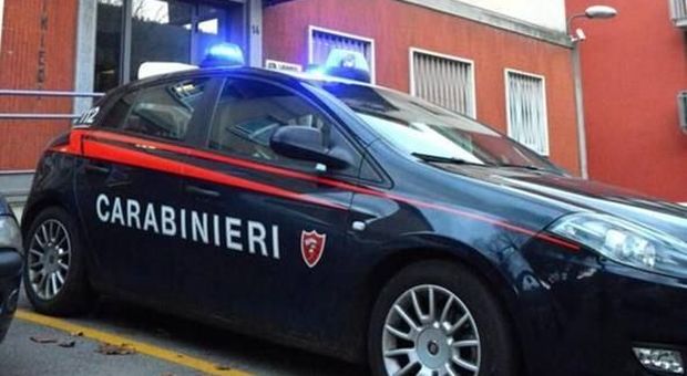 Blitz dei carabinieri in un garage: denunciati 7 ragazzi con stupefacenti