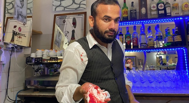 Venezia, chiedono da bere al barista: in 4 rovesciano il bar e lo picchiano