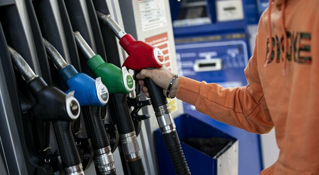 Benzina annacquata al distributore di benzina di una nota compagnia petrolifera: auto in panne e motori da smontare