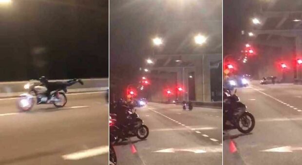 Acrobazie in moto sulla strada pubblica, ragazzo di 18 anni passa con il rosso e si schianta: morto sul colpo