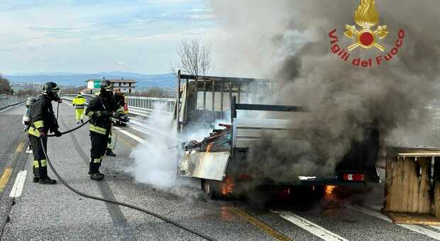 Camion prende fuoco in autostrada, salvi gli operai a bordo