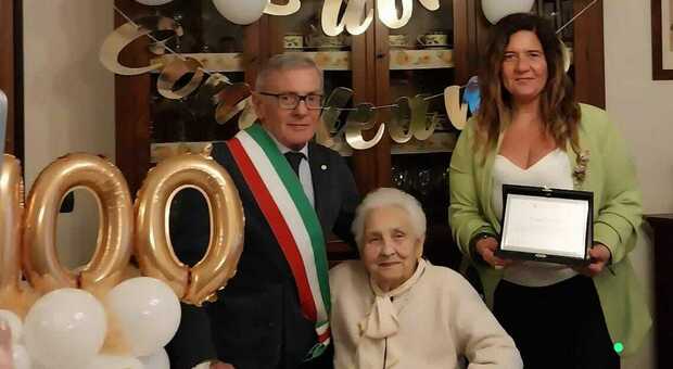 La neo centenaria Giuseppina Vinaccia con il sindaco Lorenzo Balducelli e l'assessore Mina Minieri
