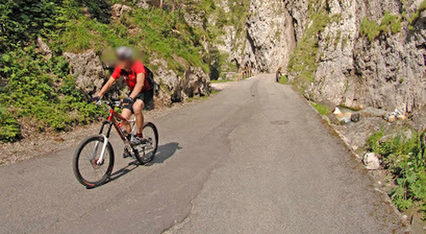 Un'immagine d'ARCHIVIO: ciclista sulle Dolomiti