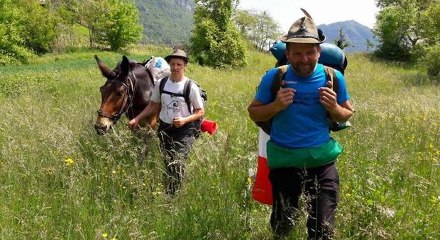 L'impresa di tre alpini e la mula Violet in marcia per 175 chilometri
