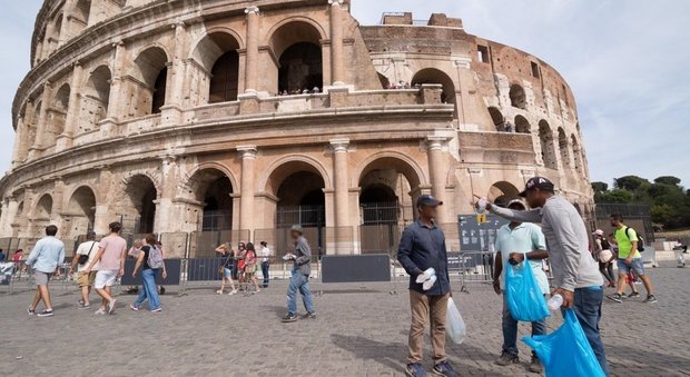 Ambulanti al Colosseo: fermati 142 abusivi, sequestrati 40mila prodotti illegali in Centro