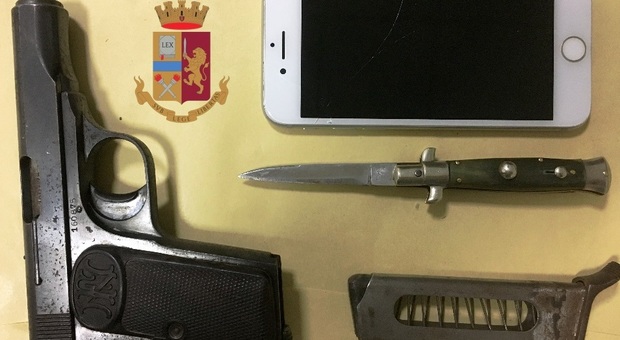 A Pozzuoli con pistola e coltello: scatta il sequestro, arrestato 21enne