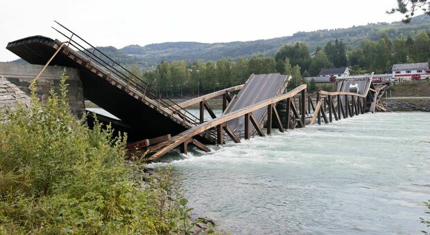 Ponte crollato a Tretten in Norvegia