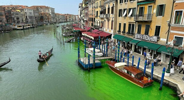 Acqua verde a Venezia, spunta il nodo sanzione: il responsabile rischia solo 206 euro di multa. Si stringe il cerchio: le ipotesi