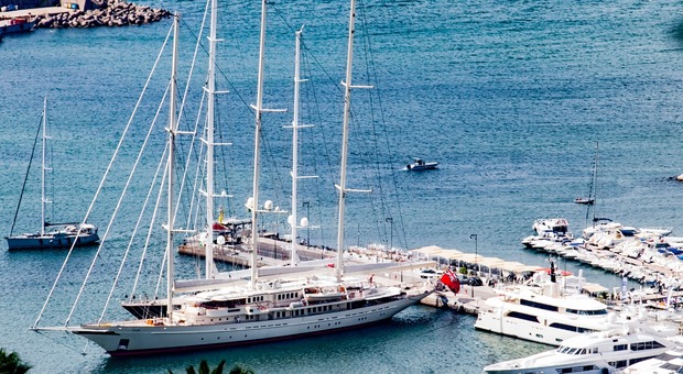 Castellammare, il patron di Netscape attracca con yacht di 90 metri